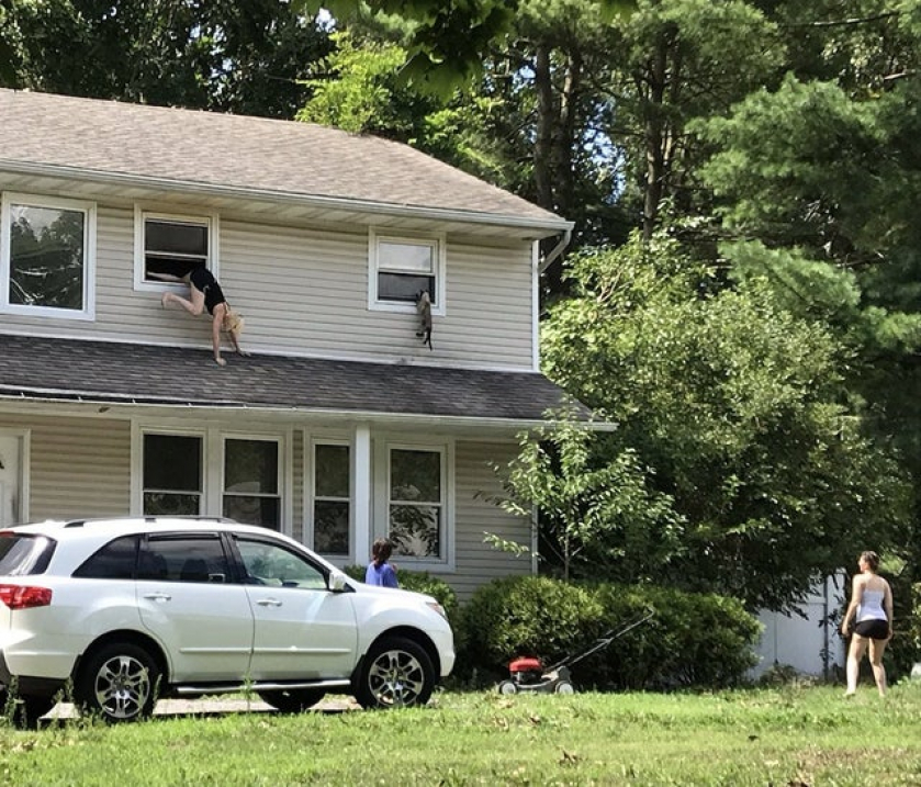 Drove by an apartment I lived in around 1994 for the nostalgia. Was not expecting whatever is going on here...