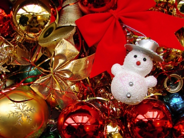 If you had to pick, would you buy store-bought pr hand-made Christmas tree ornaments?