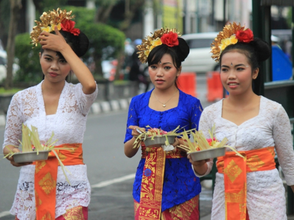 How important is it for you to live in a place with varied cultures?