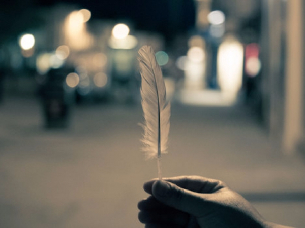 What weighs more – 100 pounds of feathers, or 100 pounds of quarters?