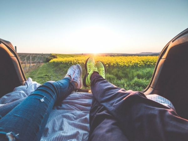 How long after talking to someone do you arrange to go on a date?