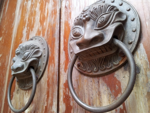 Right or left knocker?